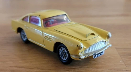 1960's VINTAGE CORGI TOYS No. 218 ASTON MARTIN DB4 DIECAST MODEL