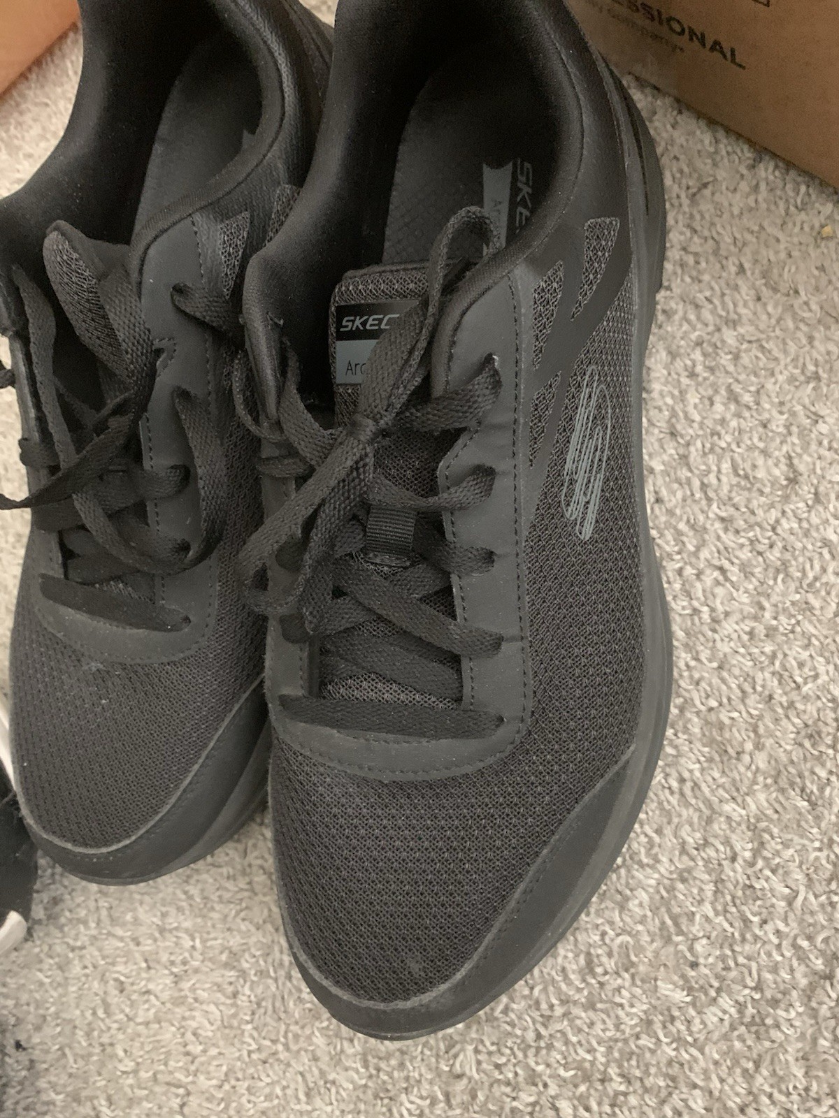 SAOLA lotto 2 scarpe uomo NIKE & skechers 10 5 buone condizioni.........................