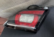 GENUINE HSV 2013-2017 VF GTSR-GTS-CLUBSPORT-SENATOR SEDAN RHS INNER TAIL LIGHT!!
