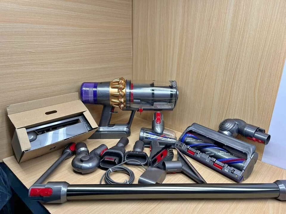 Dyson V15 Detect Cordless Stick Vacuum Cleaner with Extra Attachmnets
