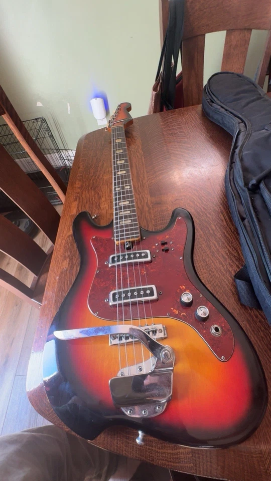 Guitarra Eléctrica Kawai G Holiday Viene con Estuche y Correa Guitarra Vintage Años 60 Foto 2 de 4