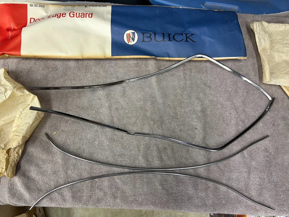 Buick Skylark Sport Wagon 1970 1971 1972 4 puertas protectores de borde de puerta 981636 fabricante original nuevo en caja Foto 2 de 4