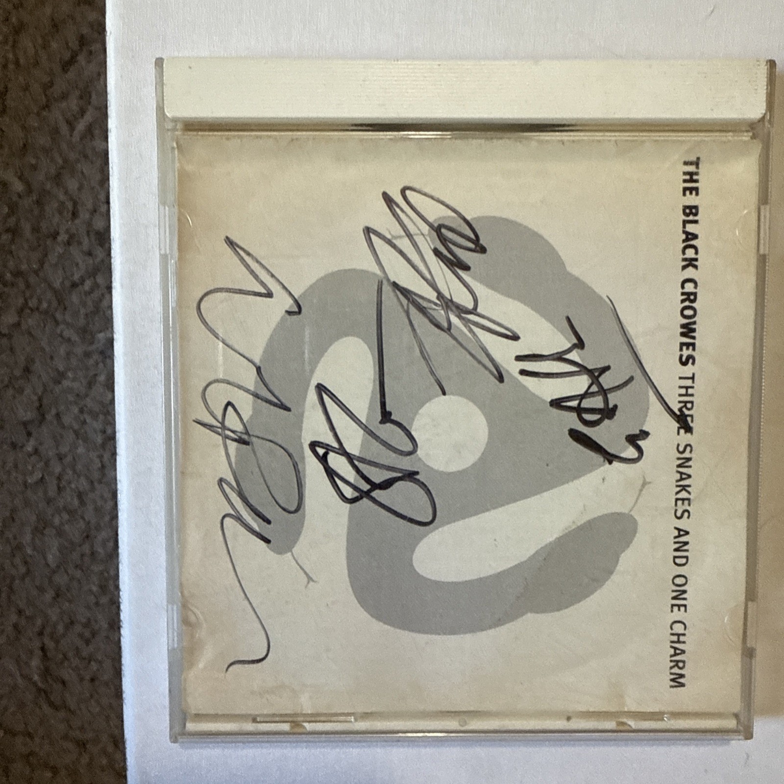 CD firmado de The Black Crowes Three Snakes and One Charm