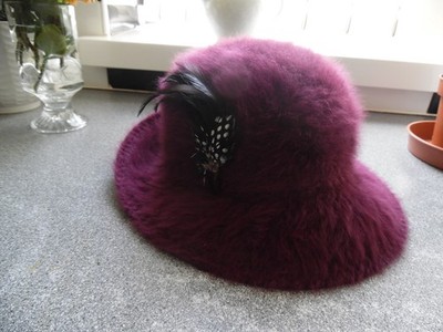 Vintage Kangol Miriam Fischerhut mit Federakzenten. Beerenfarbe.