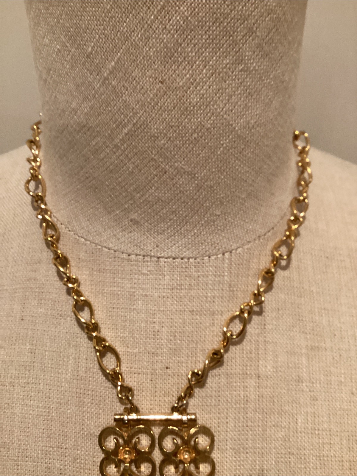 Vintage Unsigned Gold Tone Statement Necklace Tas… - image 4