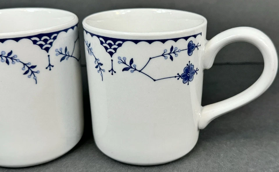Par de xícaras de café florais azuis brancas da Dinamarca Johnson Brothers Inglaterra - Imagem 4 de 4