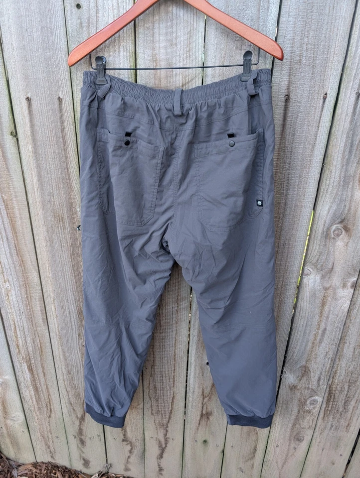 Pantalones de chándal 686 para hombre con aislamiento ligero de plumas grandes forrados gris lana merino Foto 2 de 4