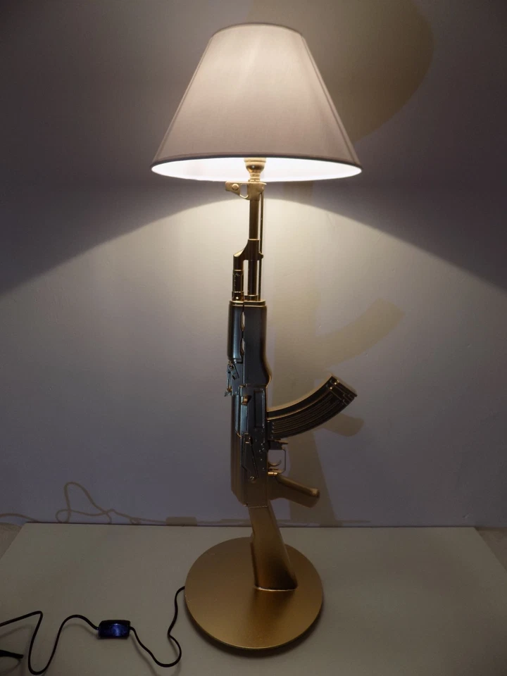 LAMPE DESIGN AK47 KALASHNIKOV OR (chevet bureau table lamp light arme kalach - Photo 2/4