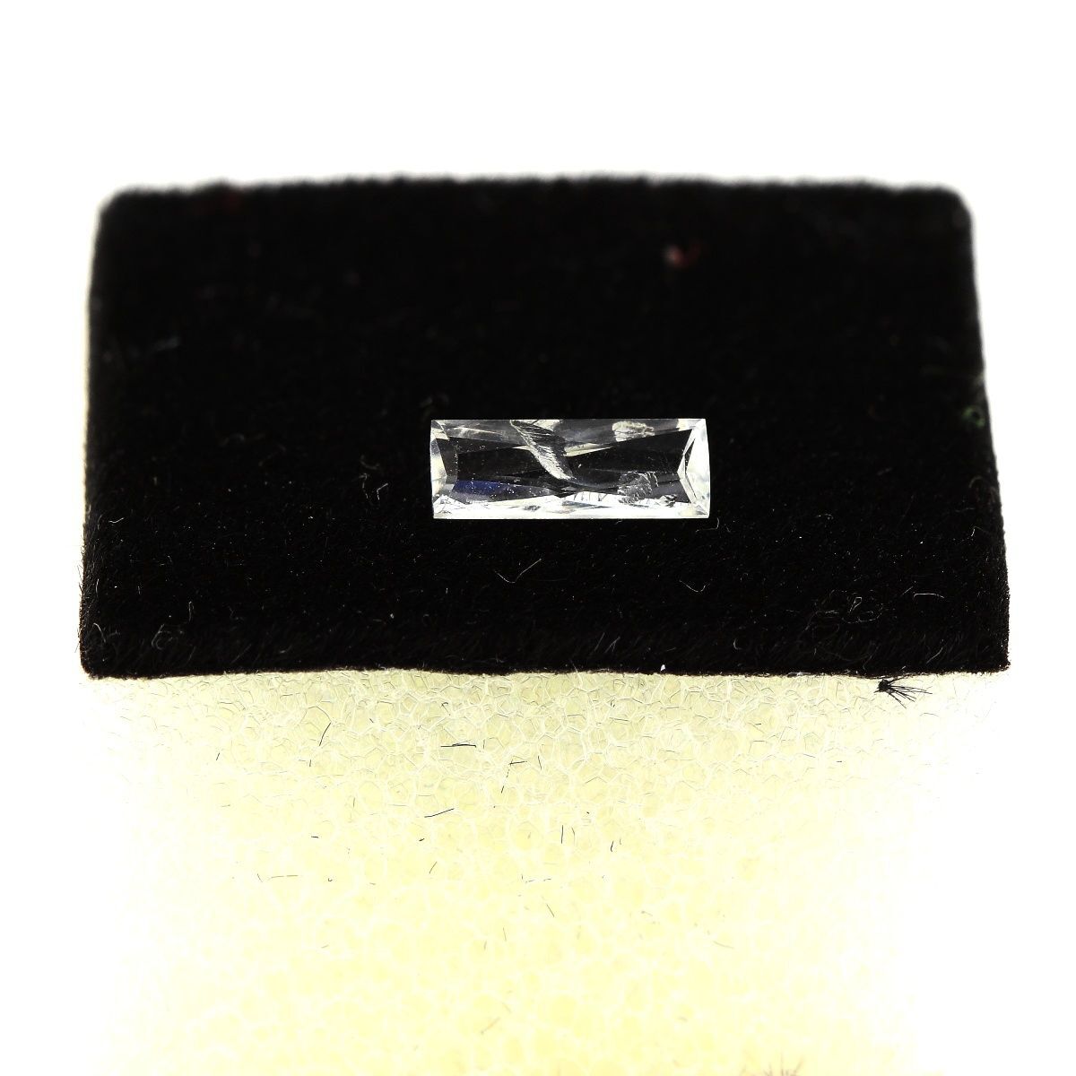 Scapolite Afghanistan de 0.22 cts, pierre fine VVS couleur changeante sous UV