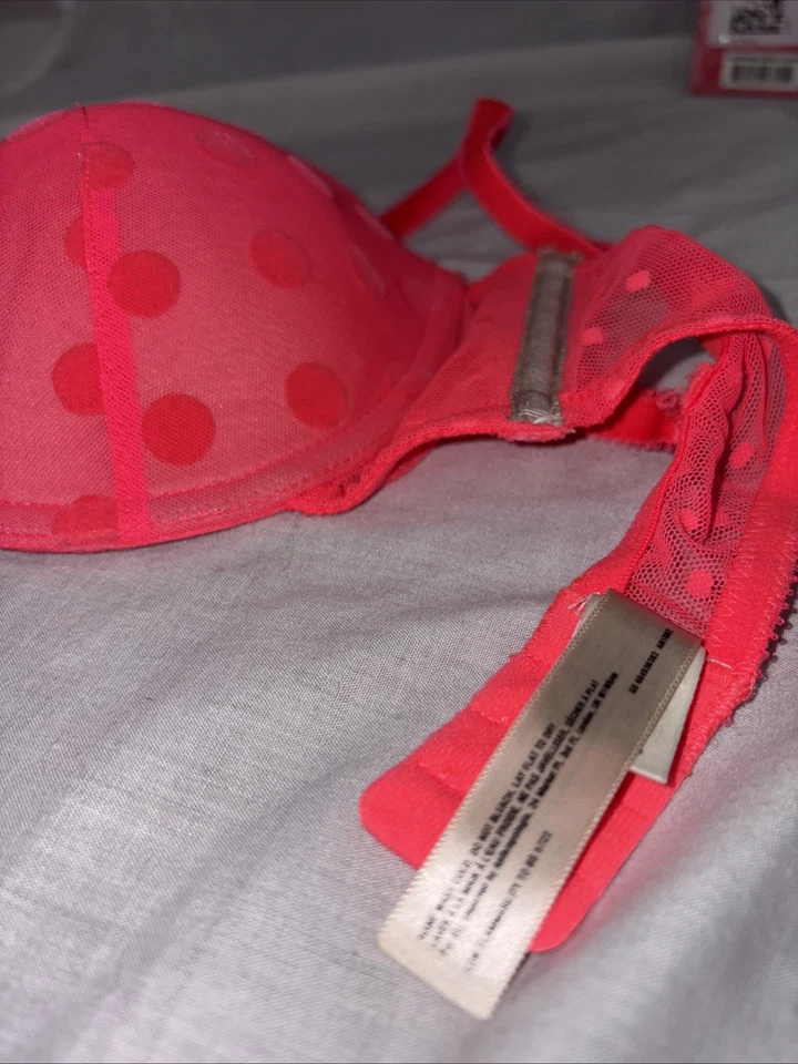 Con aros acolchados de encaje a lunares color rosa usado talla 34 C con correa de ajuste Foto 3 de 4