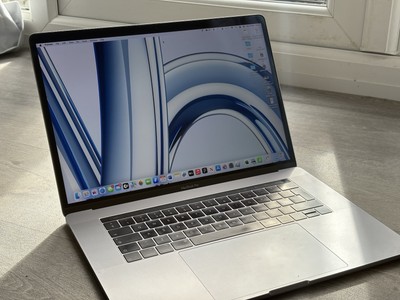Apple MacBook Pro 15 Zoll (2018), 2,6GHz 6-Core I7, 512GB, 16GB RAM, 560X