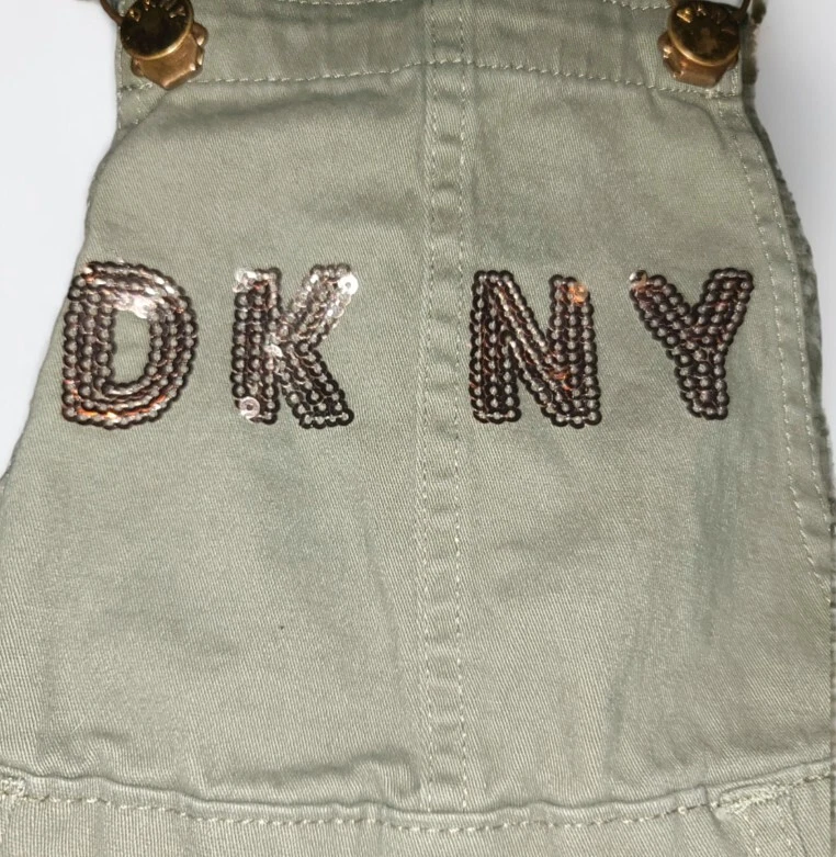Mono DKNY verde oliva para niñas talla 5 Foto 3 de 4