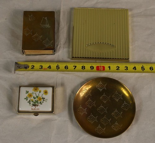 A18/ 4 kl. ältere Objekte, teils Messing - Streichholzhalter, Spiegel u.a. /179