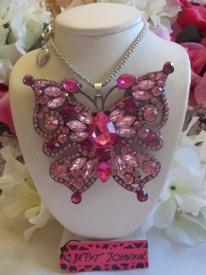 COLLAR COLGANTE MARIPOSA BETSEY JOHNSON GRANDE MEZCLADO CRISTAL ROSA Y DIAMANTES DE IMITACIÓN Foto 4 de 4