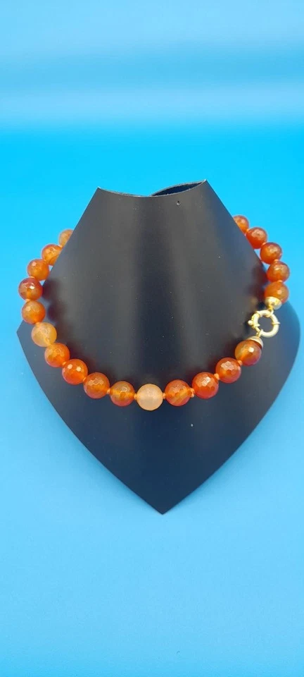 Collana artigianale con corniola sfaccettata con fermaglio argento laminato oro - Immagine 3 di 4