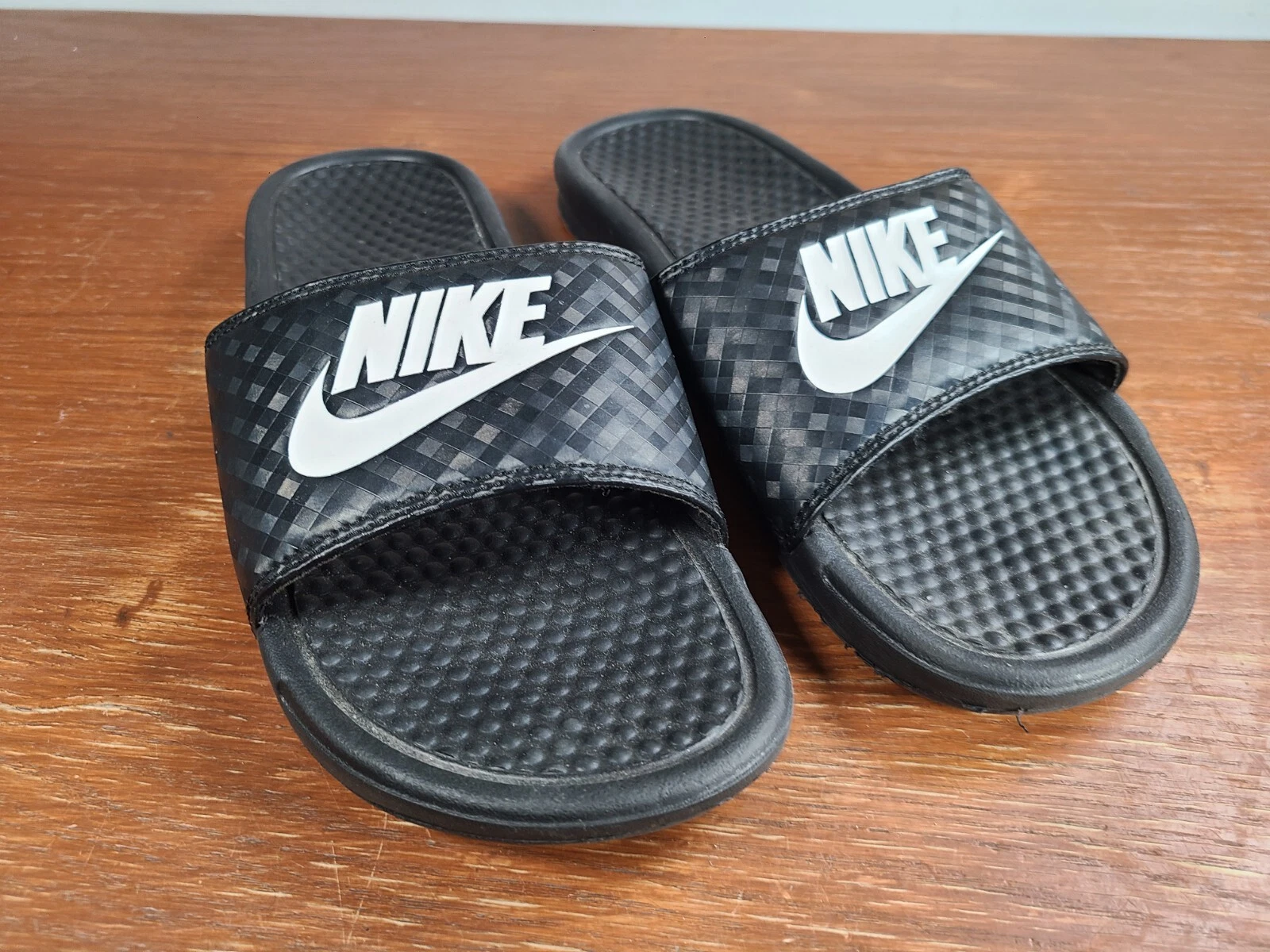 Nike Benassi JDI 343881 011 sandali donna neri motivo diamante slide taglia 10