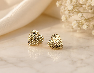 Zierliche Ohrstecker 14 Karat massiv Gelbgold Herzform Diamantschliff