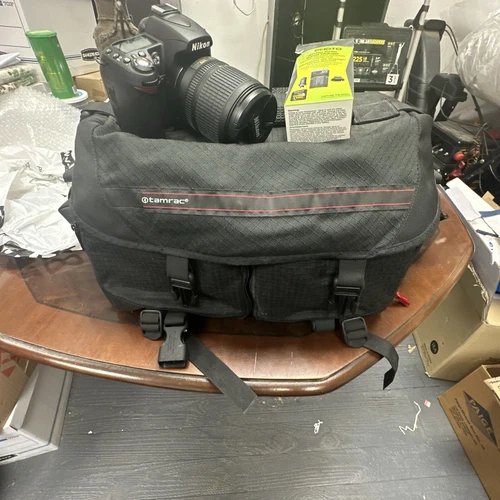 Nikon D D90 12.3MP Digital SLR Camera (Kit w/ VR 18-105 mm Lens) HB-36 Hood /Bag