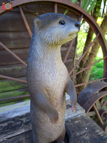 STANDING OTTER FIGURE by Vivid Arts. Ultra Realistic, Garden or Home, Size B NEW - Picture 7 of 11