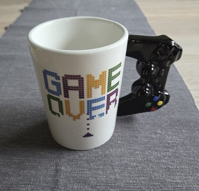 Keramik Tasse mit Game Over Aufdruck, Griff In Controller Optik