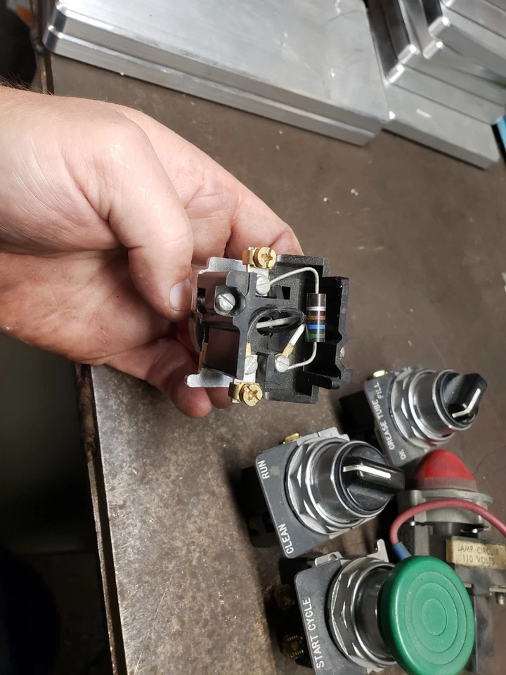 Lote de 6 pulsadores e interruptores selectores Cutler Hammer. Foto 3 de 4