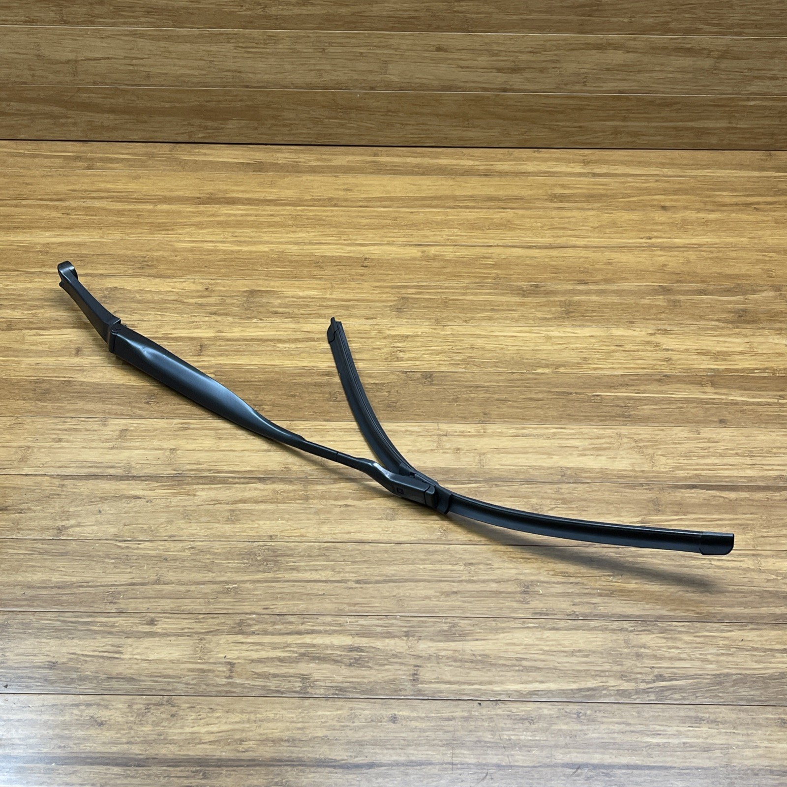 2017-2022 Maserati Levante M161 Left & Right Vindshield Wiper Arms Set of 2 OEM
