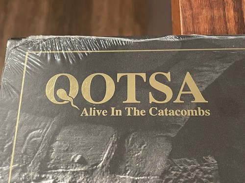 Queens Of The Stone Age Alive in the Catacombs LP – Sold-Out #3748/5000 Sealed! - Foto 4 di 7