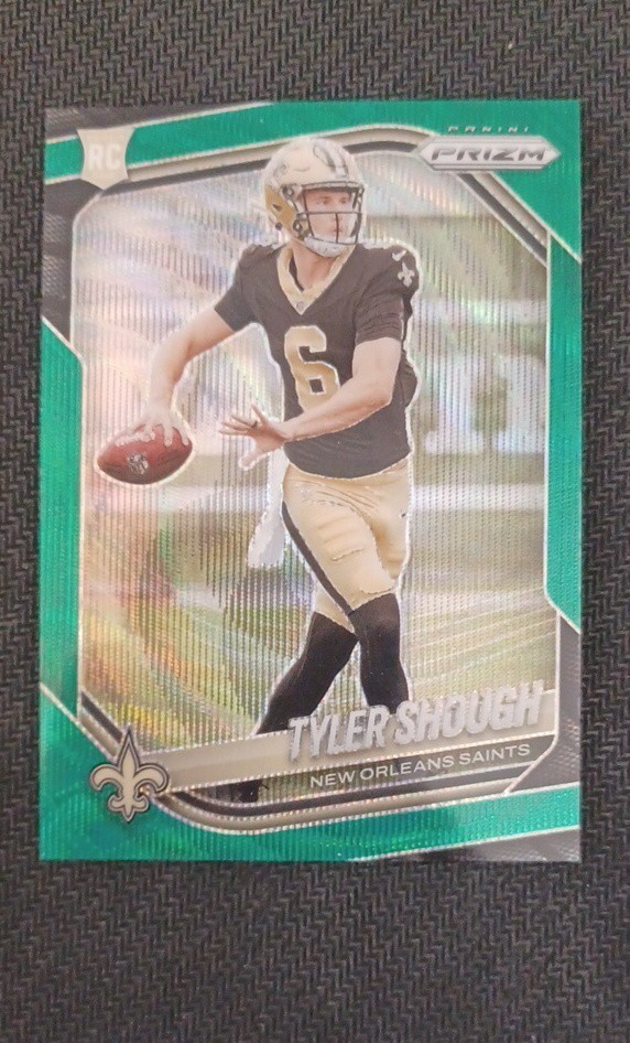 2025 Panini Prizm - Rookies Tyler Shough #327 Green Wave Prizm (RC)