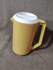 Vintage Rubbermaid J-2445 Harvest Gold 2-1/4 Qt Pitcher w/ Slotted Lid