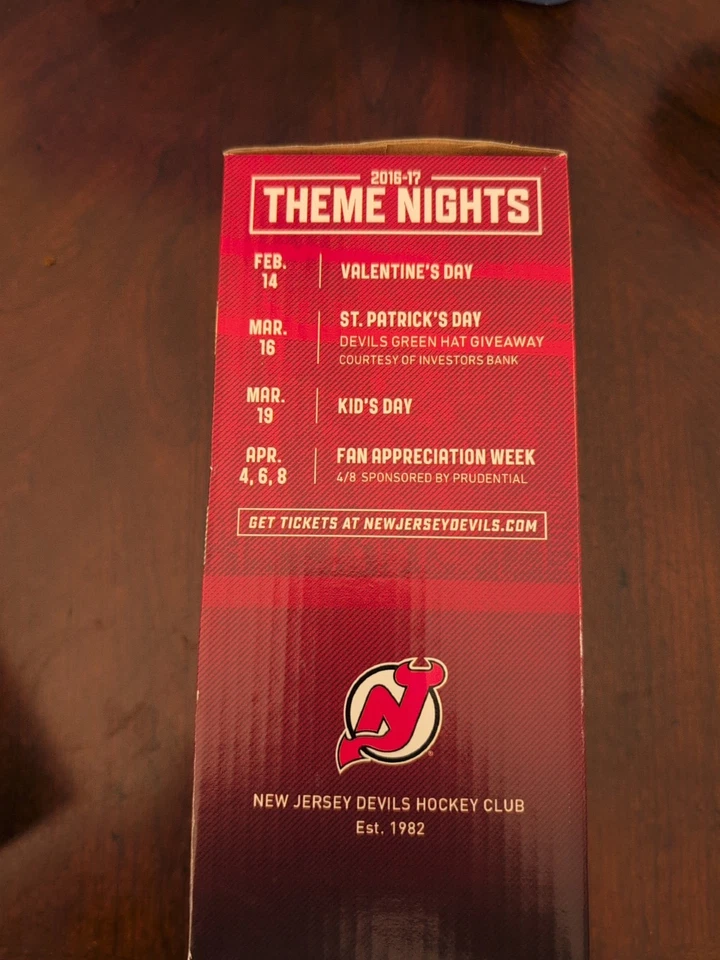 Taylor Hall Bobblehead NJ New Jersey Devils SGA con caja 2016 Carolina Hurricanes Foto 2 de 3