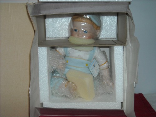Muñeca de porcelana Ashton Drake Galleries ""Bebés primer diente"" nueva en caja - Imagen 5 de 6