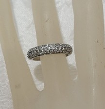 925 STERLING SILVER BAND RING WITH BRILLIANT CLUSTERS OF CLEAR STONES/ SIZE 6