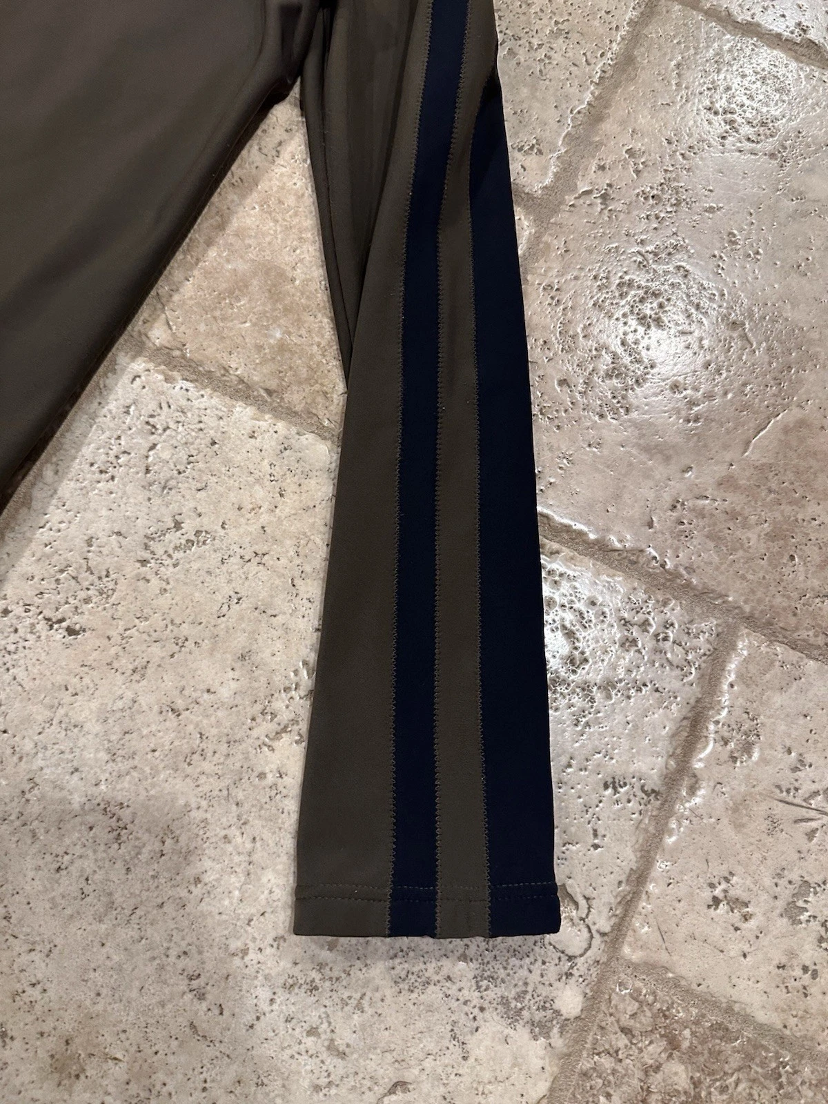 Felpa con cappuccio Prada verde oliva nylon tecnico quarto zip logo rosso linguetta ��