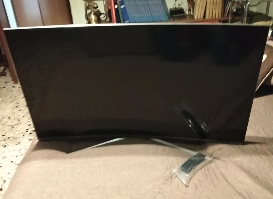 Smart TV 43 pollici Samsung SUHD 4K curvo - Immagine 2 di 2