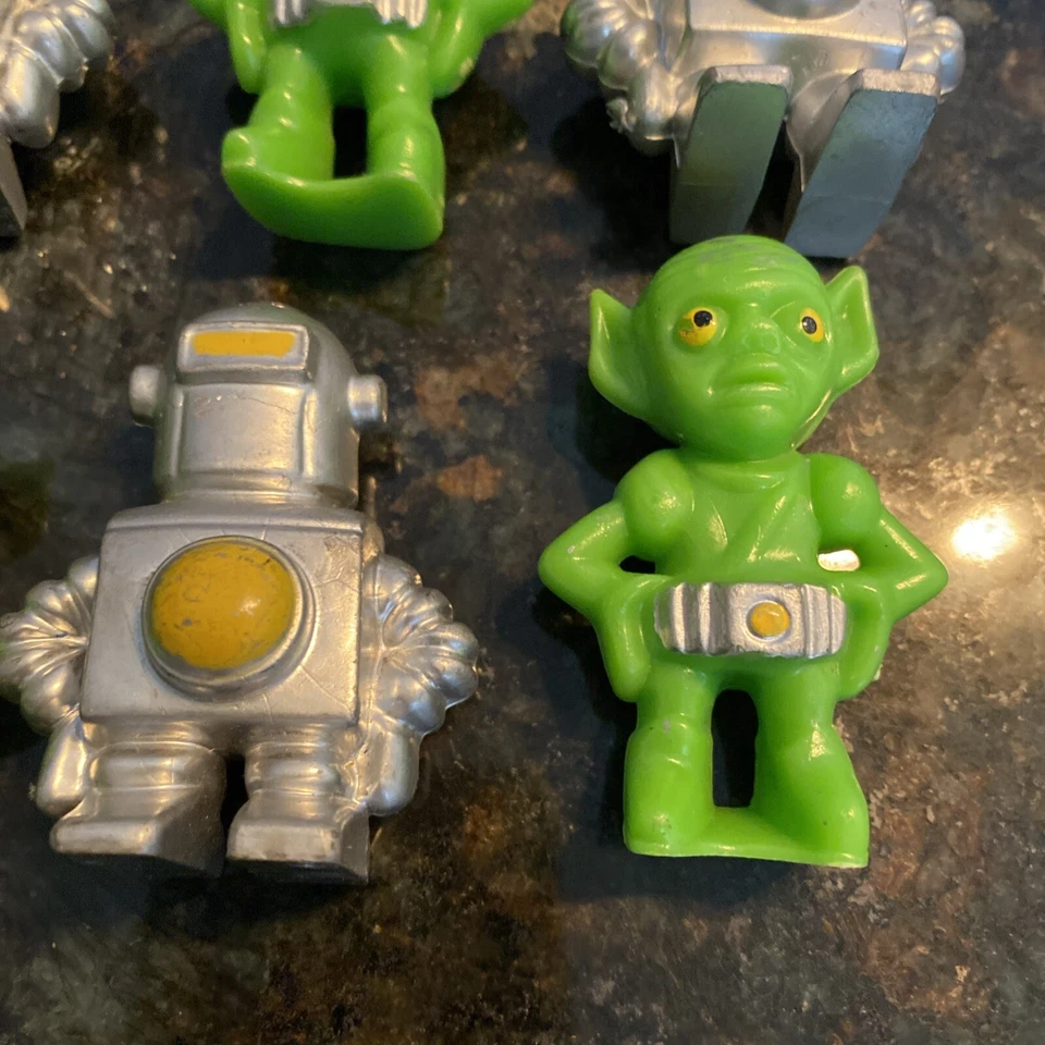 Lote de 8 Figuras Espaciales Robot Extraterrestre Verde y Plata De Colección Foto 3 de 4