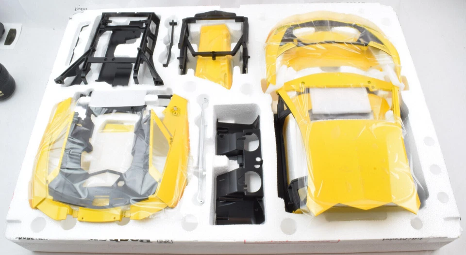 Pocher Giallo Orion Lamborghini Aventador LP 700-4 1/8 Model Car Kit HK119 - Image 2 of 4
