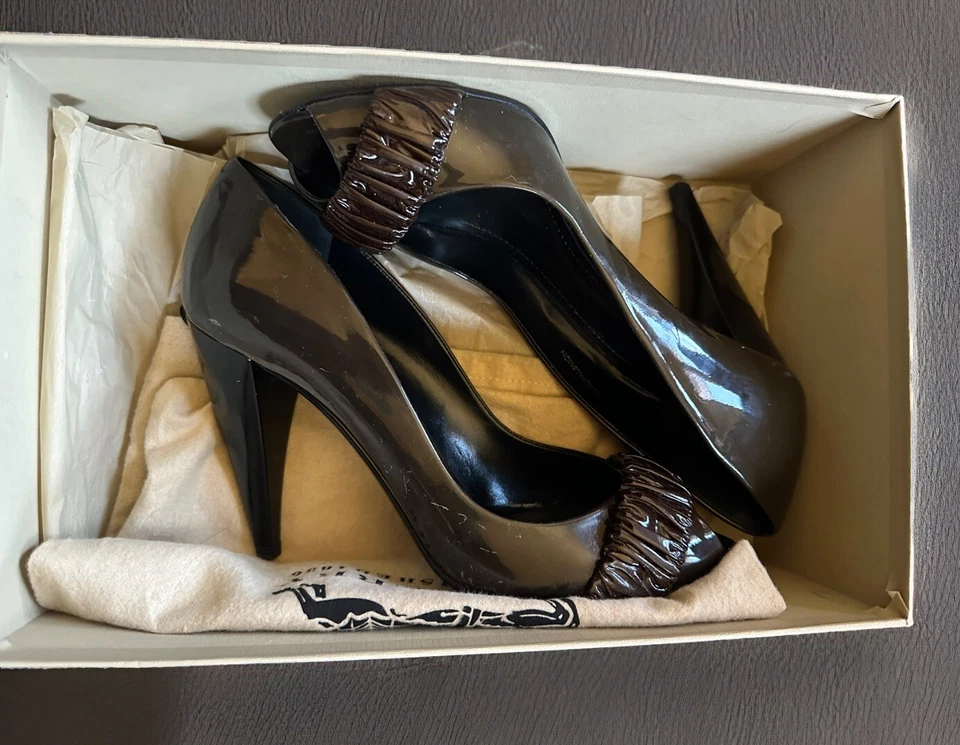 Auténticos Zapatos Burberry Gris Marrón Charol Punta abierta Talla 38.5 EE. UU. 8 Caja Certificado de Autenticidad Foto 2 de 4