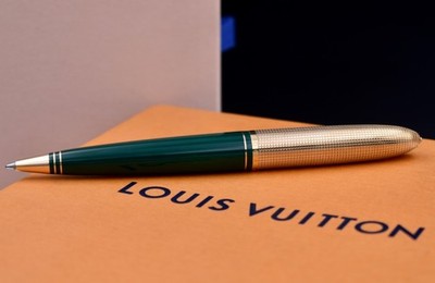 LOUIS VUITTON ボールペン 本体 Gold and Green LOUIS VUITTON Doc Green Lacquer & Gold Finish Ballpoint Pen (BP