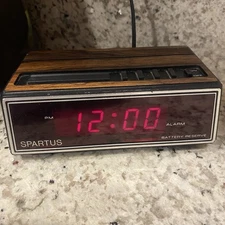 Spartus Digital Wood Grain Alarm Clock AM/FM Radio Model 1108 Works