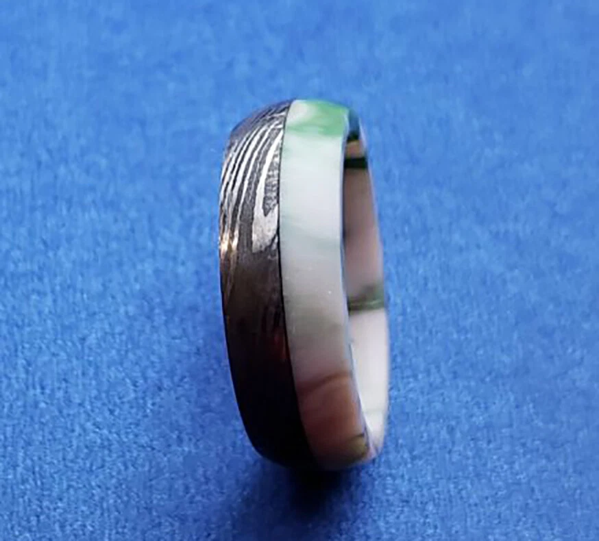 Aliança de casamento masculina de noivado perfil resina aço damasco totalmente personalizada - Imagem 2 de 4