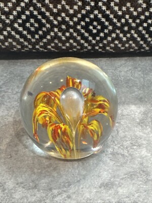 Glas Briefbeschwerer mit gelb/orangen Blumen Kunstglas