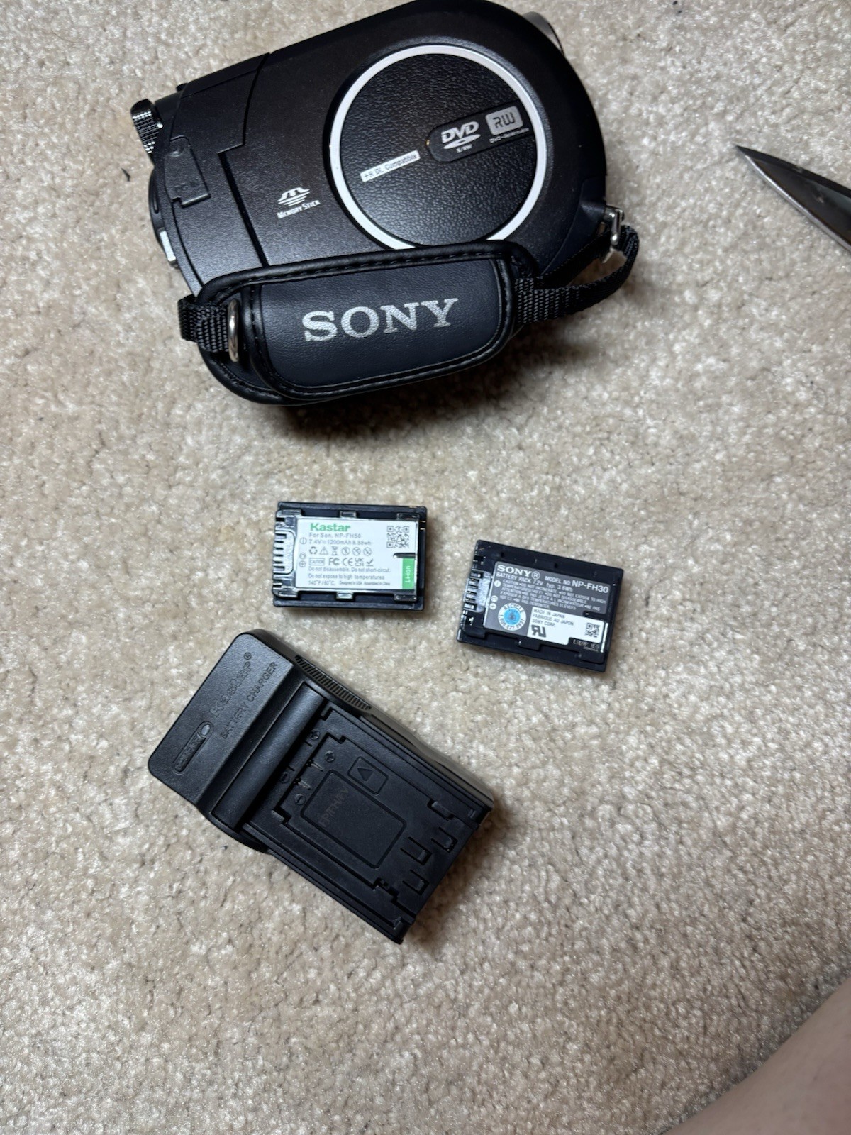 Sony Handycam DCR-DVD650 Handycam Digital Video Camera w 2 B