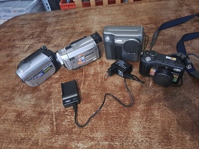 Konvolut 4 x Kameras Sony DCR-DVD110E, DCR-TRV8E, MVC-FD7, DSC-S85 + Ladestation