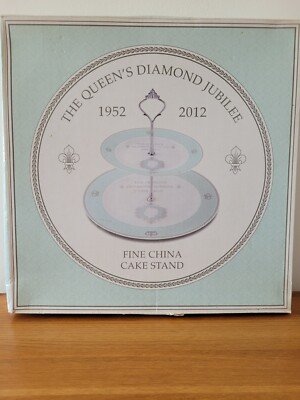 The Queen's Diamond Jubilee 1952-2012 Fine China Kuchenständer - Originalverpackt und Neu