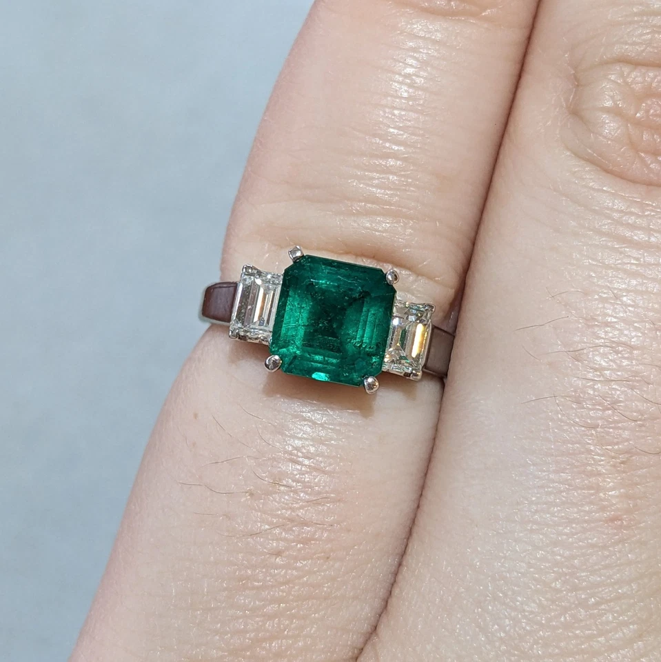 Anillo de 3 piedras con diamantes y esmeraldas colombianas de 1,56 quilates GIA en platino - HM2712AV