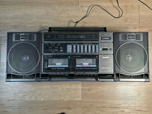 Vintage Sanyo C33 Boombox. Dual Cassette AM/FM Radio Stereo Detachable Speakers