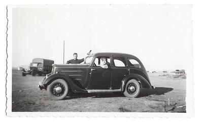 C302 Soldaten mit einem beschlagnahmten Peugeot 201. Frankreich 1939. Foto Analog