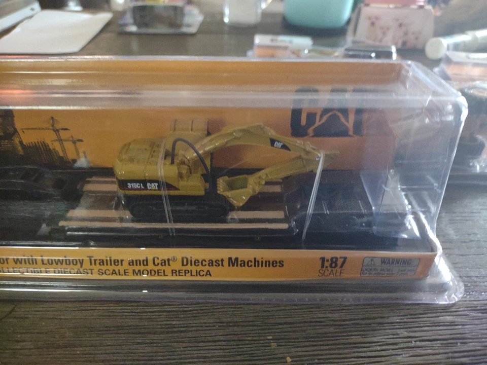 Remolque Lowboy semi tractor gato Navidad 1/87 315 C hidroexcavadora fundido a presión  Foto 3 de 4