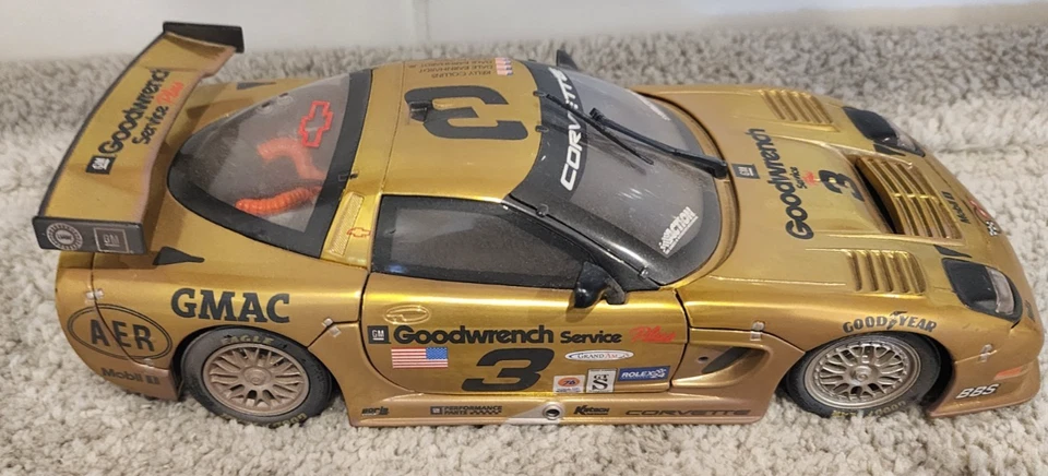 CORVETTE C5-R “Dale Earnhardt” 2001 escala 1/18 ACTION (VERSIÓN RACED GOLD) Foto 4 de 4