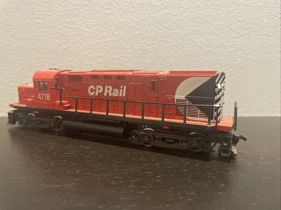 LIMA UN-POWERED GP LOCOMOTIVE CANADIAN PACIFIC CP RAIL ENGINE HO SCALE - Image 3 of 4